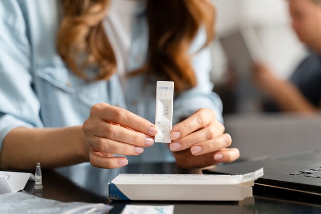 Personne faisant un test covid à domicile