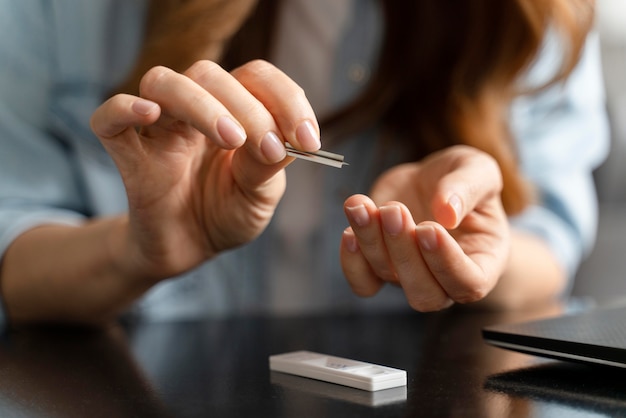 Personne faisant un test covid à domicile