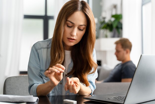 Personne faisant un test covid à domicile