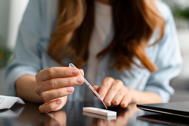 Photo gratuite personne faisant un test covid à domicile