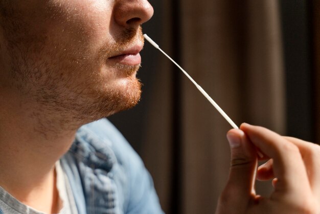 Personne faisant un test covid à domicile