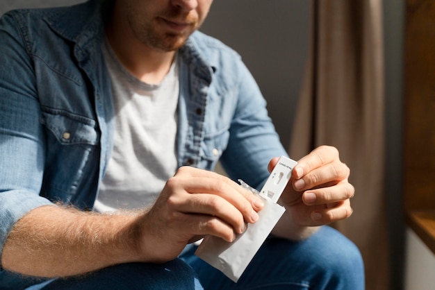 Personne faisant un test covid à domicile