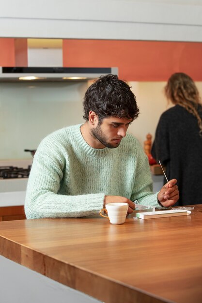 Personne faisant un test covid à domicile