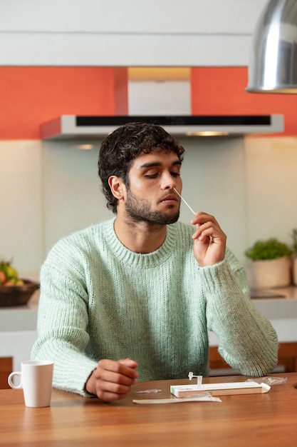 Personne faisant un test covid à domicile