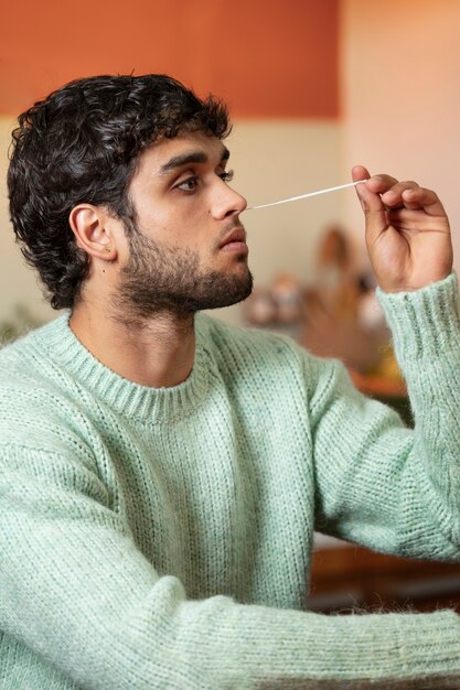 Personne faisant un test covid à domicile