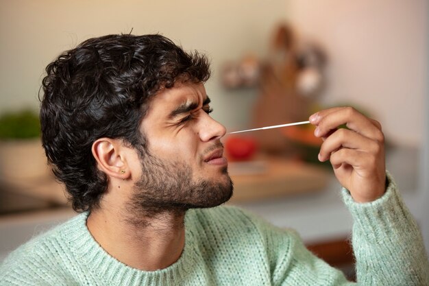 Personne faisant un test covid à domicile