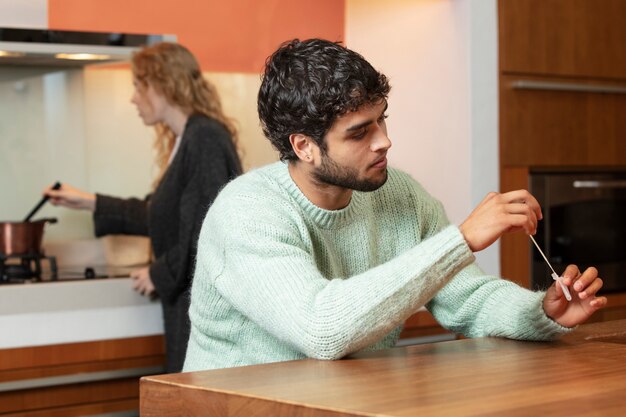 Personne faisant un test covid à domicile