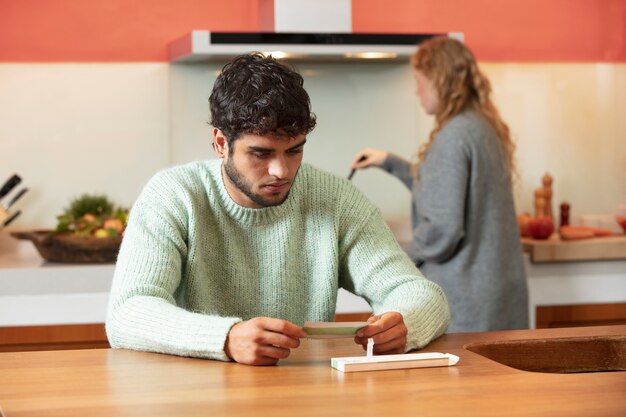 Personne faisant un test covid à domicile