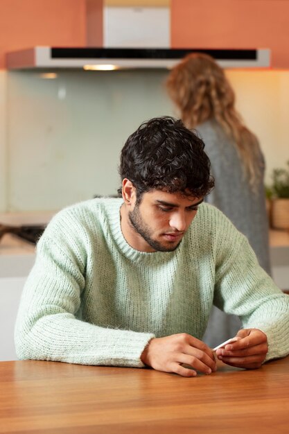 Personne faisant un test covid à domicile