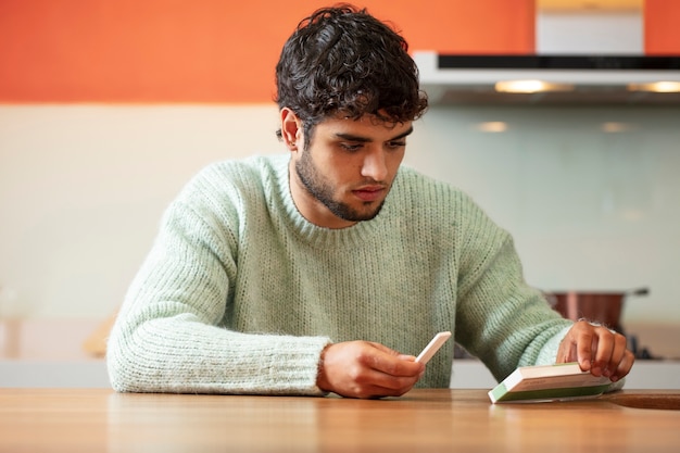 Personne faisant un test covid à domicile