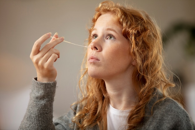 Personne faisant un test covid à domicile