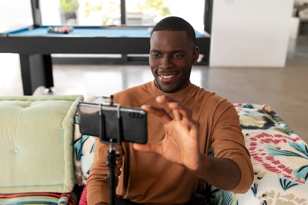 Photo gratuite personne faisant une visite de la maison en ligne