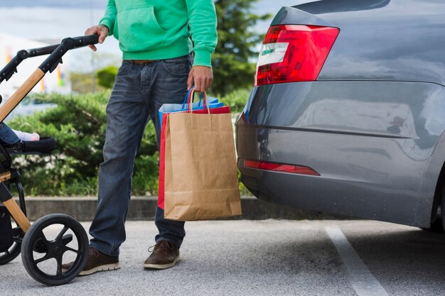 Personne gardant des sacs dans la voiture