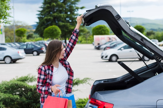 Personne gardant des sacs dans la voiture