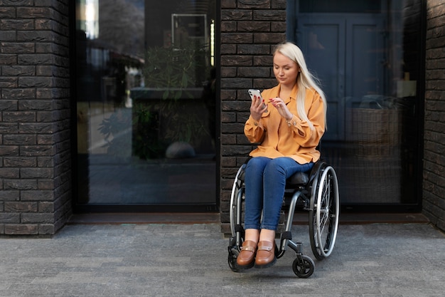 Personne handicapée en fauteuil roulant dans la rue