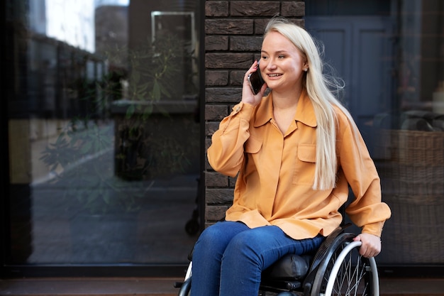 Personne handicapée en fauteuil roulant dans la rue