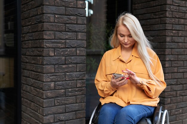 Personne handicapée en fauteuil roulant dans la rue