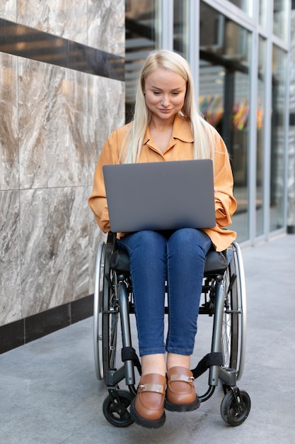 Photo gratuite personne handicapée en fauteuil roulant dans la rue