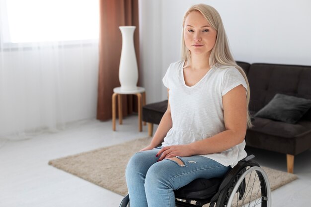 Personne handicapée en fauteuil roulant