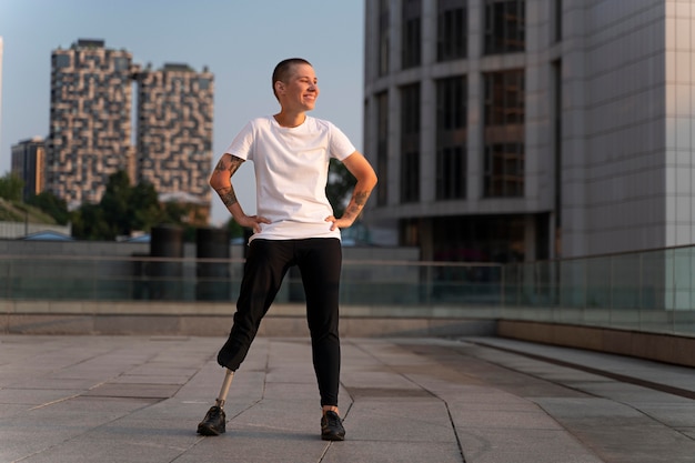 Photo gratuite personne handicapée avec une jambe amputée