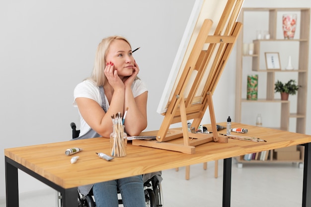 Personne handicapée en peinture en fauteuil roulant