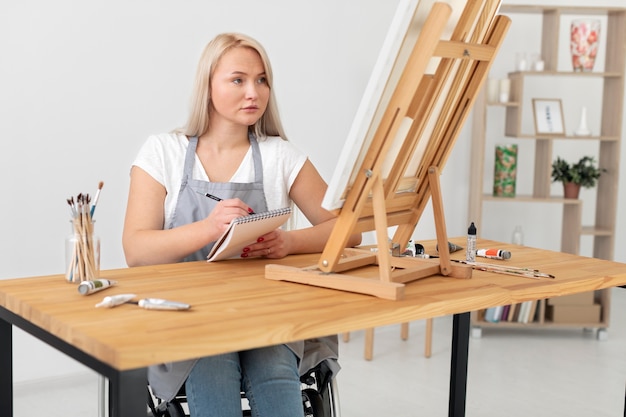 Personne handicapée en peinture en fauteuil roulant