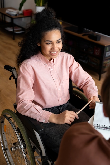 Personne handicapée s'amusant avec des amis