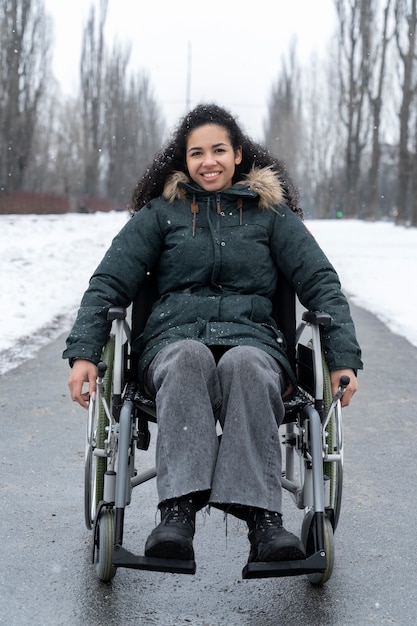 Personne handicapée s'amusant avec des amis