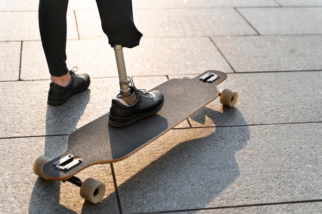 Personne handicapée avec skateboard à l'extérieur