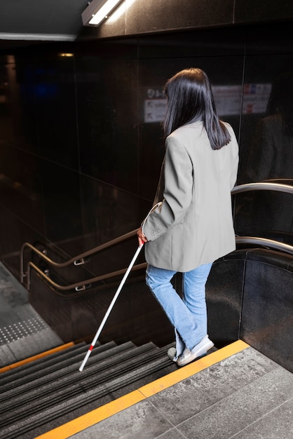 Photo gratuite personne handicapée voyageant dans la ville