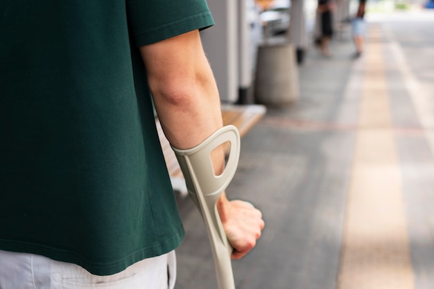 Photo gratuite personne handicapée voyageant dans la ville