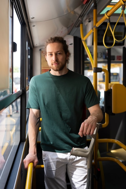 Photo gratuite personne handicapée voyageant dans la ville