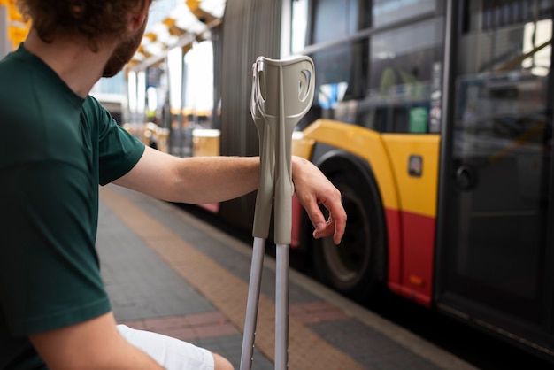 Photo gratuite personne handicapée voyageant dans la ville