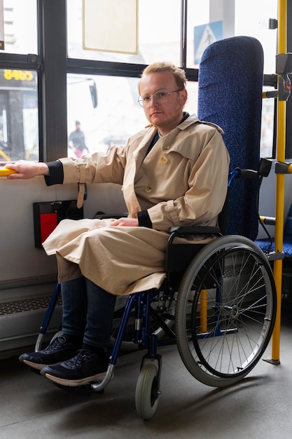 Photo gratuite personne handicapée voyageant dans la ville