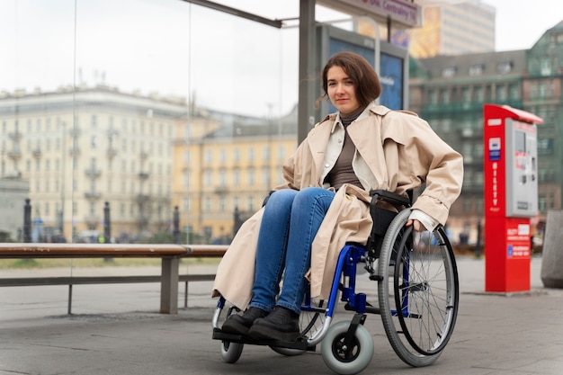 Photo gratuite personne handicapée voyageant dans la ville