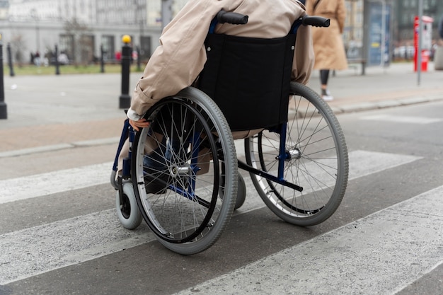 Photo gratuite personne handicapée voyageant dans la ville