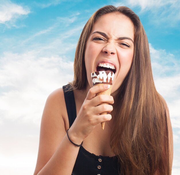 personne Hungry mordre la crème glacée au chocolat.