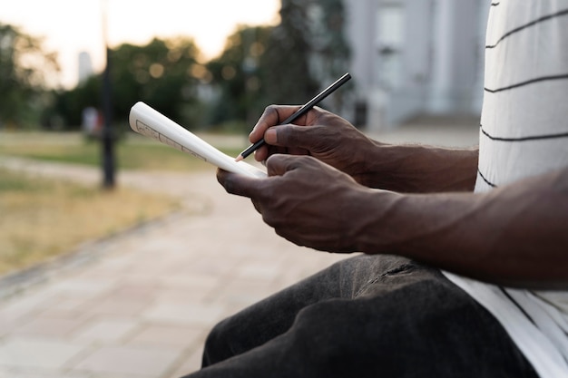 Personne jouant à un jeu de sudoku