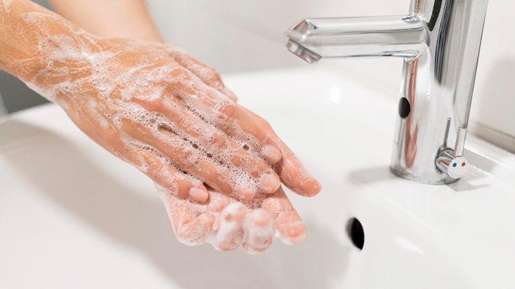 Photo gratuit personne, lavage, mains, savon