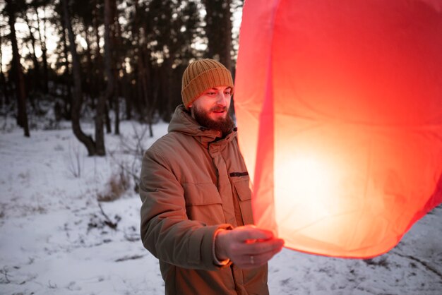 Personne libérant une lampe volante