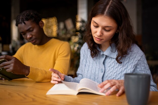 Personne lisant un livre dans un café