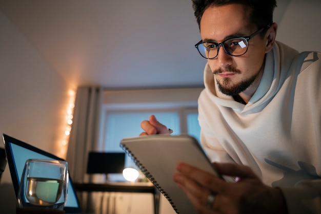 Photo gratuite personne à la maison travaillant tard le soir