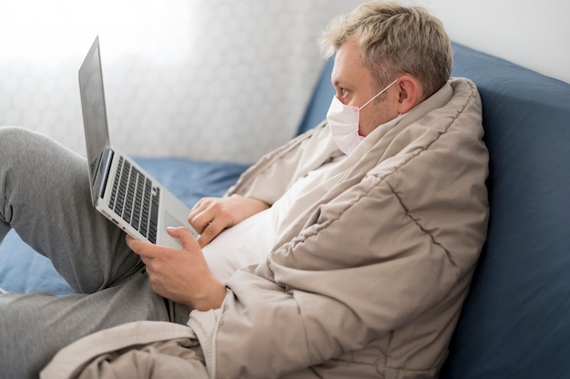 Photo gratuite personne malade enveloppée dans une couverture de travail