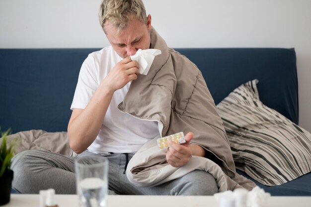 Personne malade avec nez qui coule