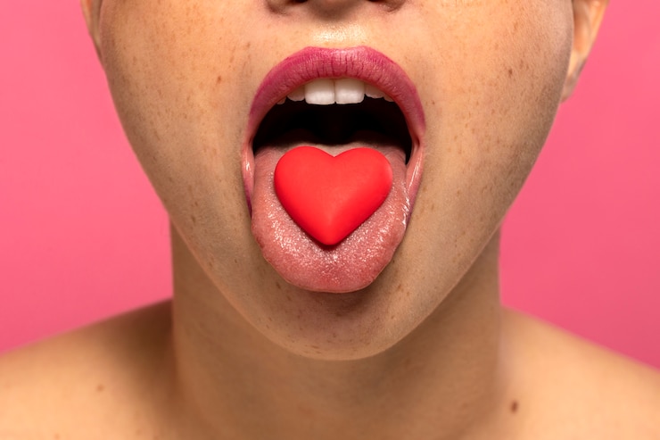 Photo gratuit personne mangeant un désert de bonbons sucrés
