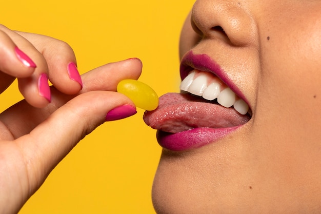 Photo gratuite personne mangeant un désert de bonbons sucrés