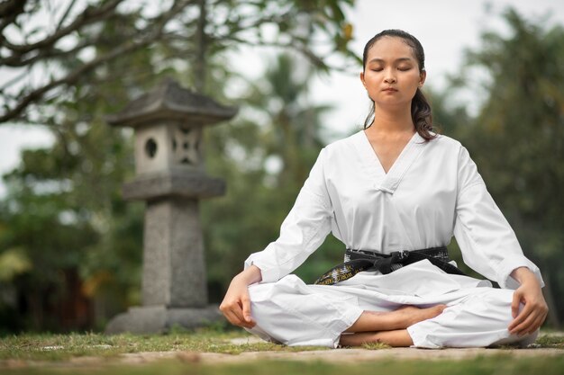 Personne méditant avant l'entraînement de taekwondo