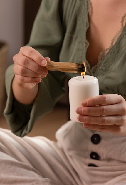 Photo gratuite personne menant une thérapie de reiki