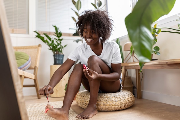 Personne mettant du vernis à ongles