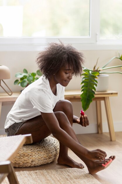 Personne mettant du vernis à ongles